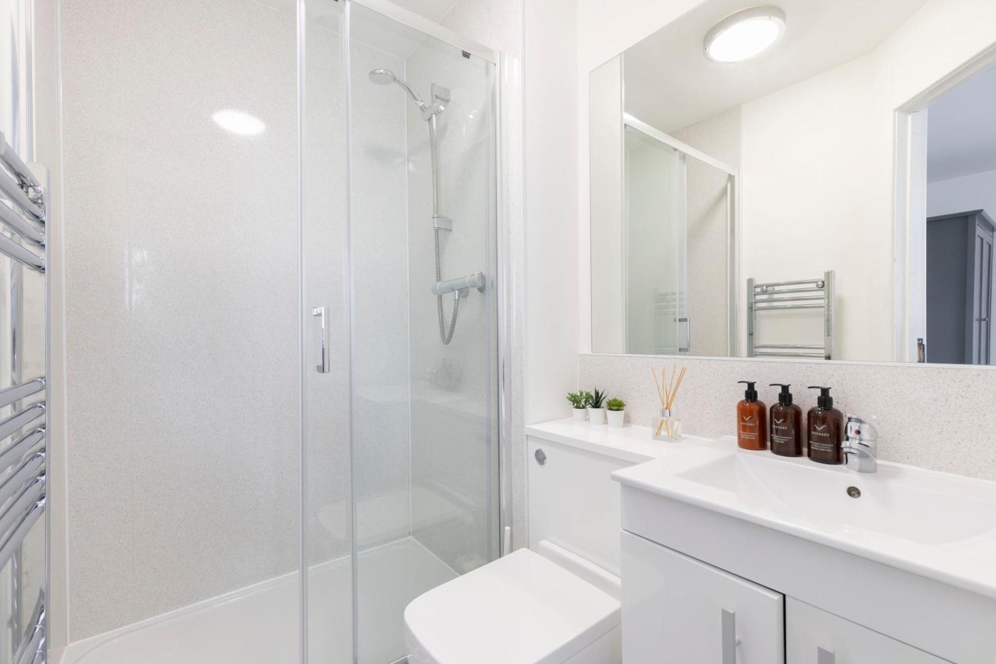 Modern Four Bedroom Four Bathroom Home Челтенхам Экстерьер фото