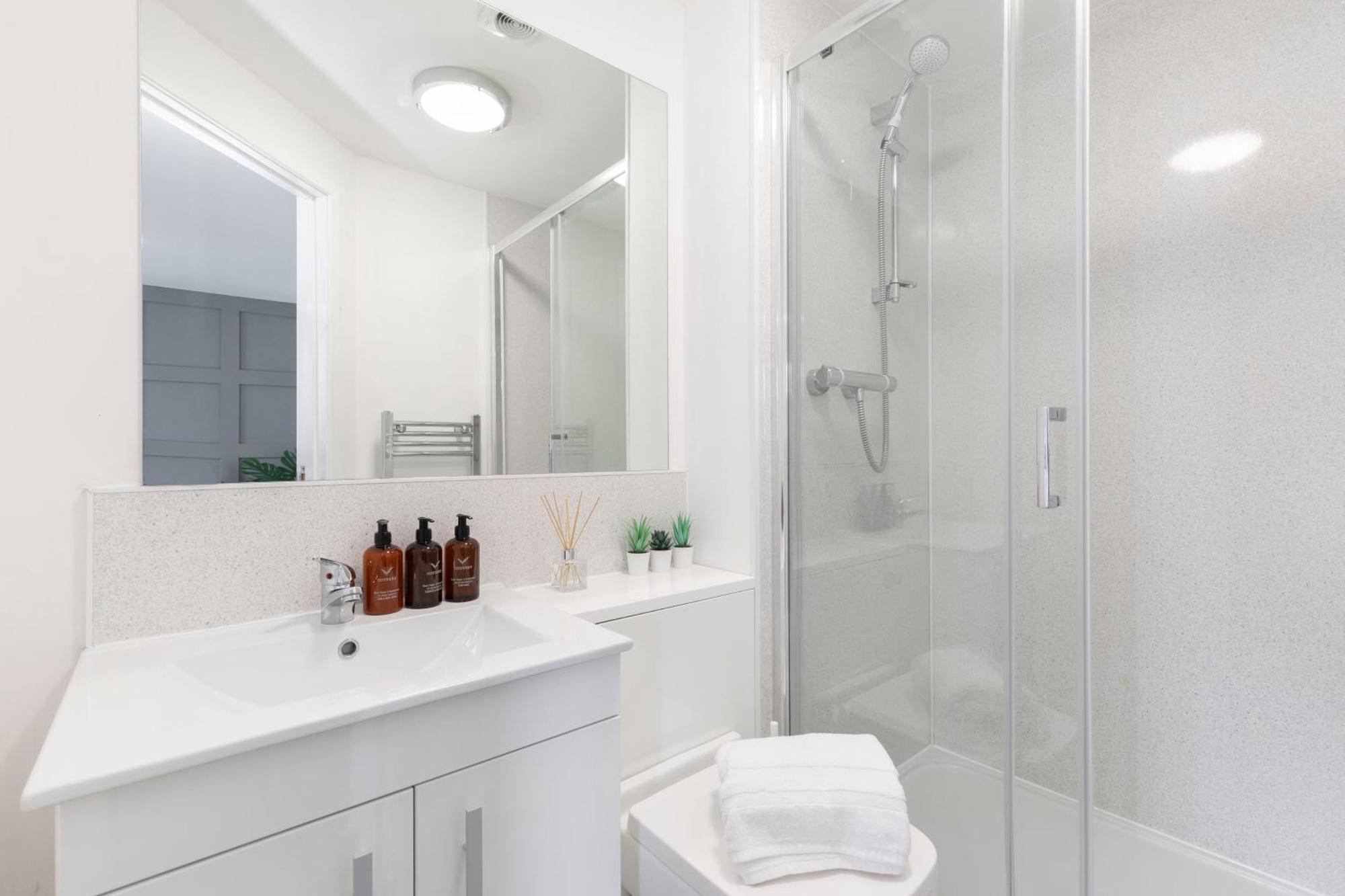 Modern Four Bedroom Four Bathroom Home Челтенхам Экстерьер фото