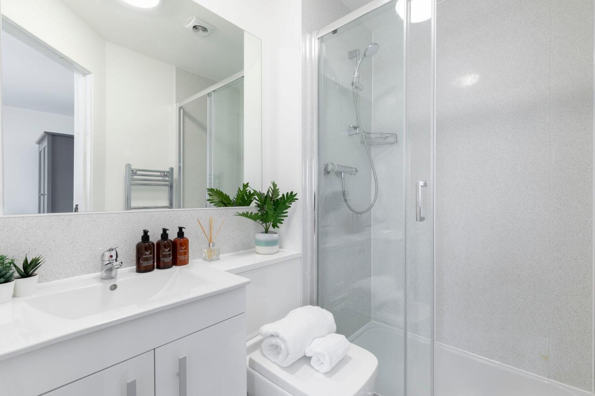 Modern Four Bedroom Four Bathroom Home Челтенхам Экстерьер фото