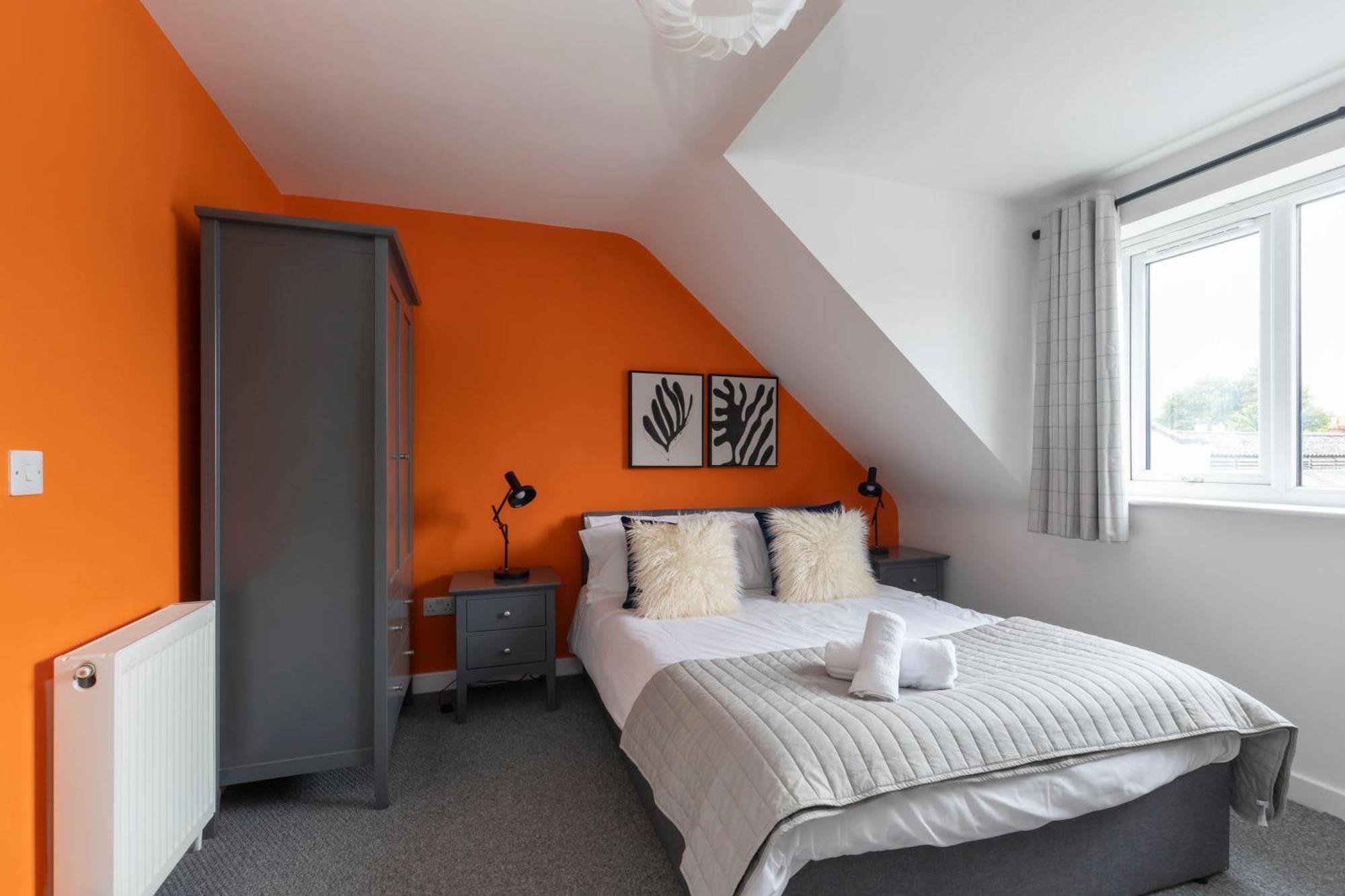 Modern Four Bedroom Four Bathroom Home Челтенхам Экстерьер фото