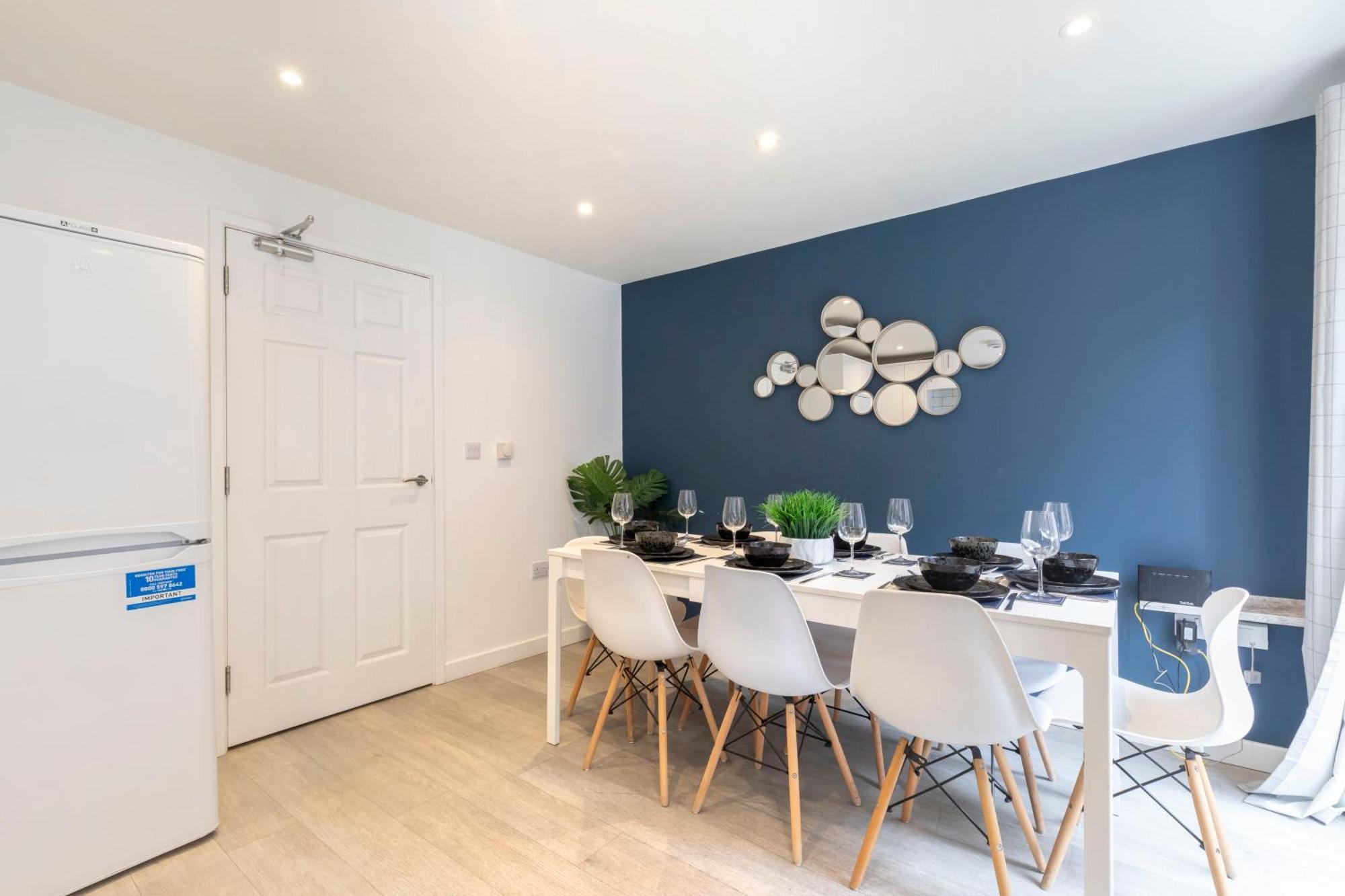 Modern Four Bedroom Four Bathroom Home Челтенхам Экстерьер фото